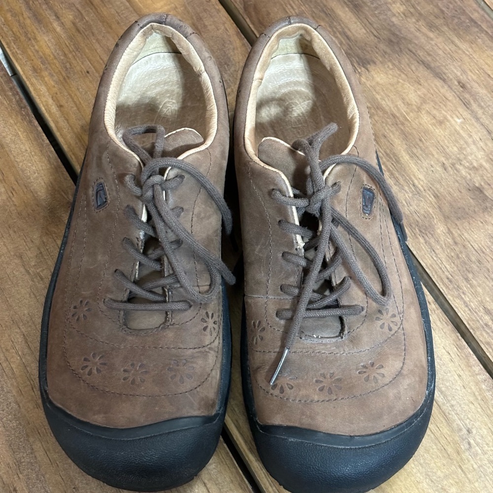 Women’s Keen Hiking/Sneaker. Leather with Small Flowers.